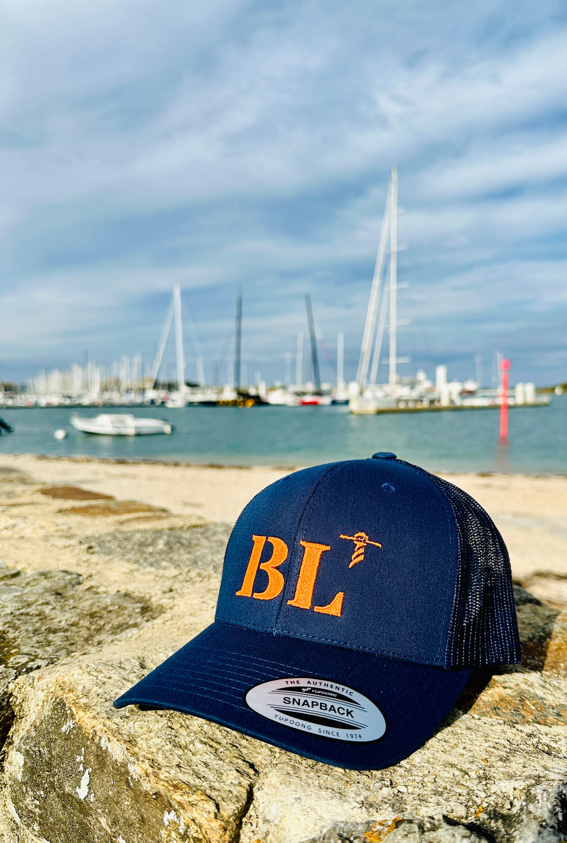 Casquette marine de votre port d'attache BL Boulogne sur Mer de la marque Quartier iode avec filet à l'arrière.