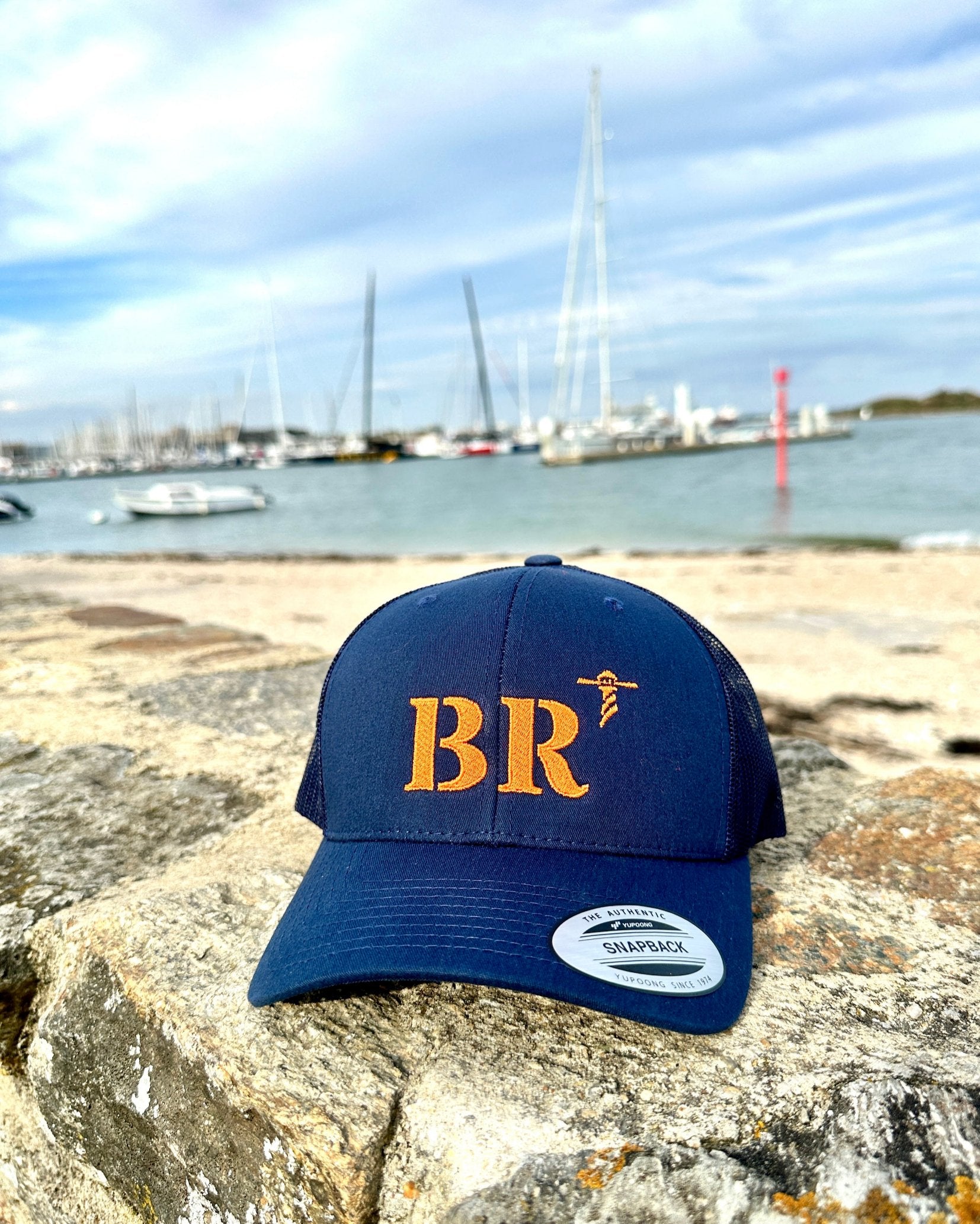 Casquette marine de votre port d'attache BR Brest de la marque Quartier iode avec filet à l'arrière.