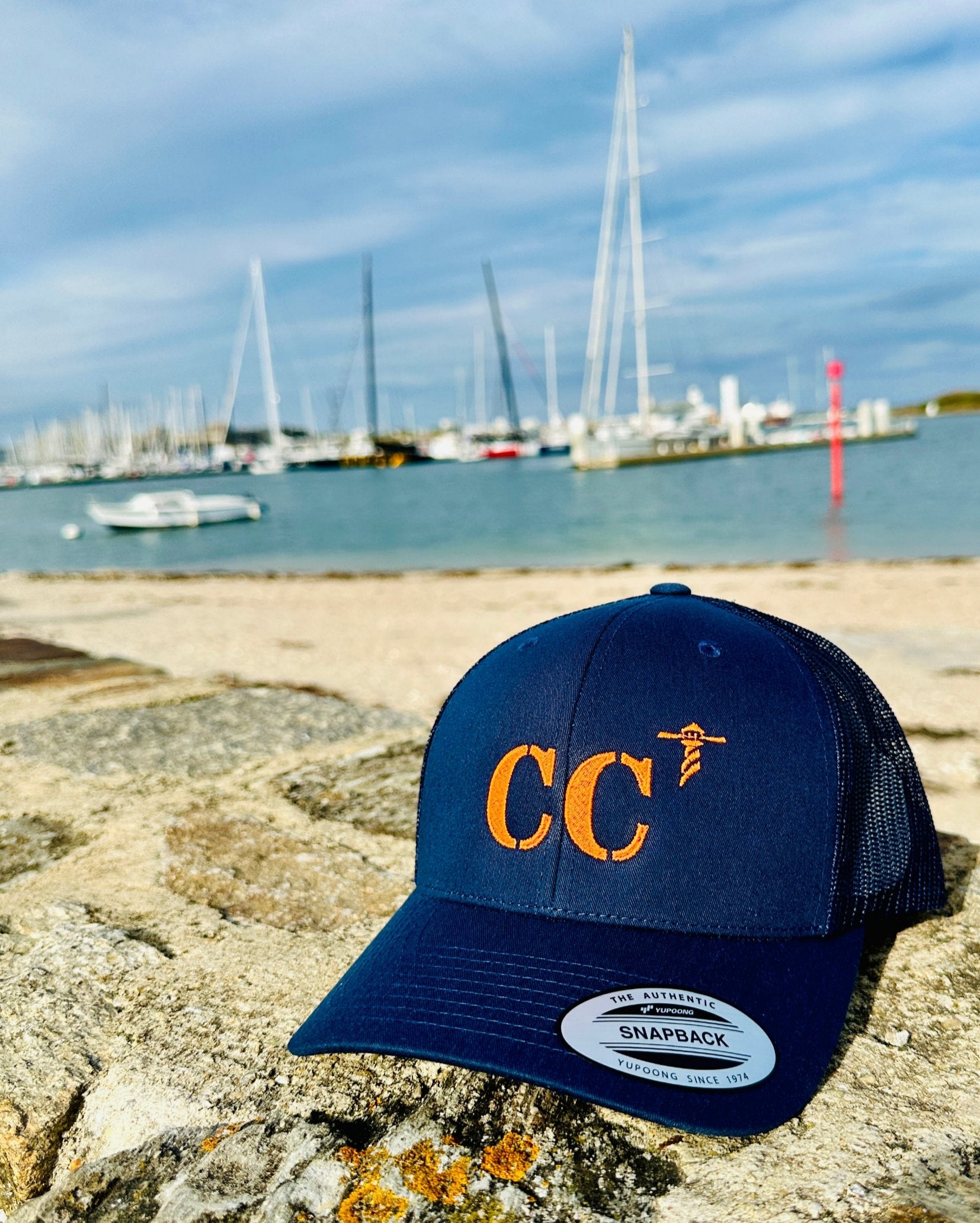 Casquette marine de votre port d'attache CC Concarneau de la marque Quartier iode avec filet à l'arrière.