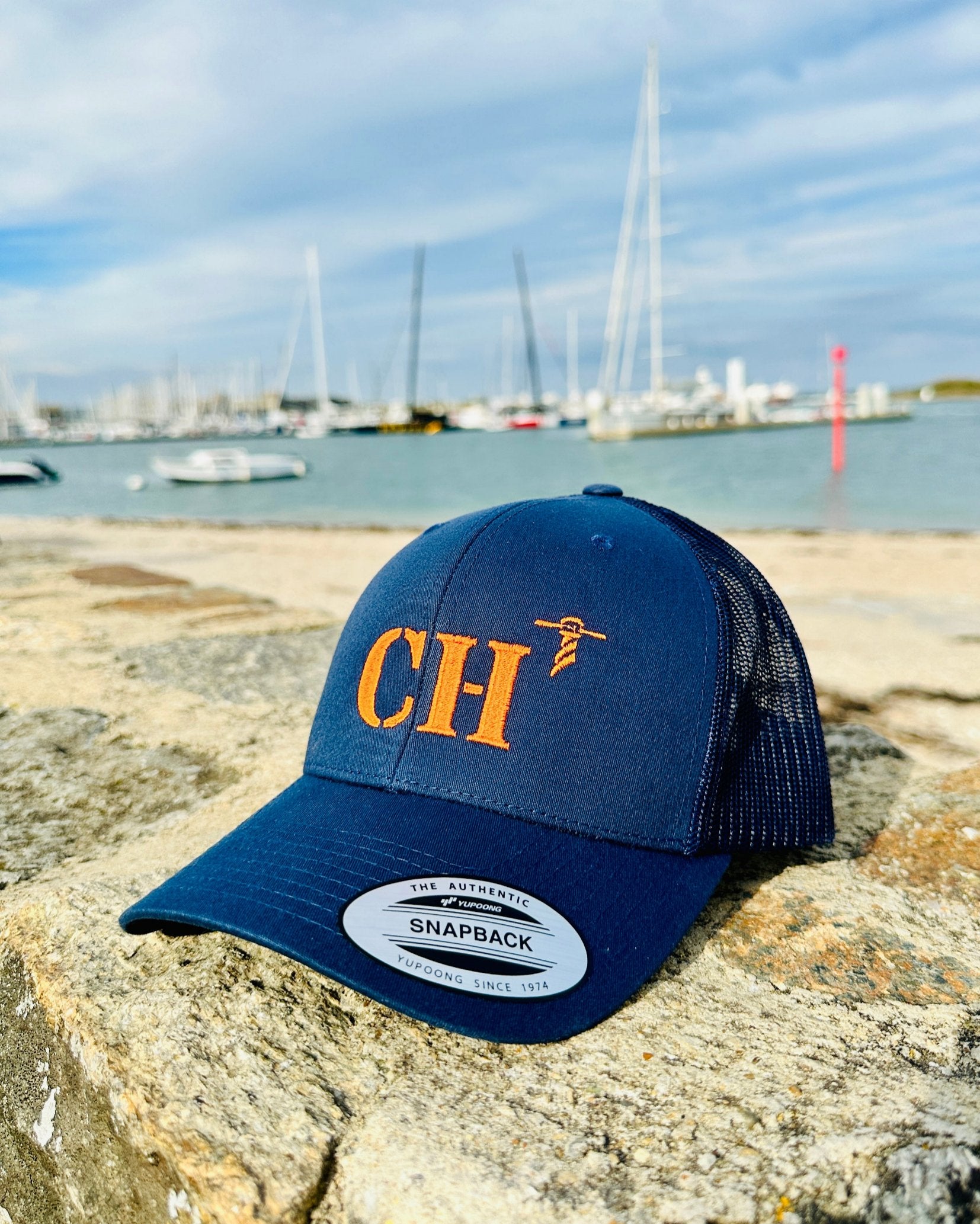 Casquette marine de votre port d'attache CH Cherbourg de la marque Quartier iode avec filet à l'arrière.