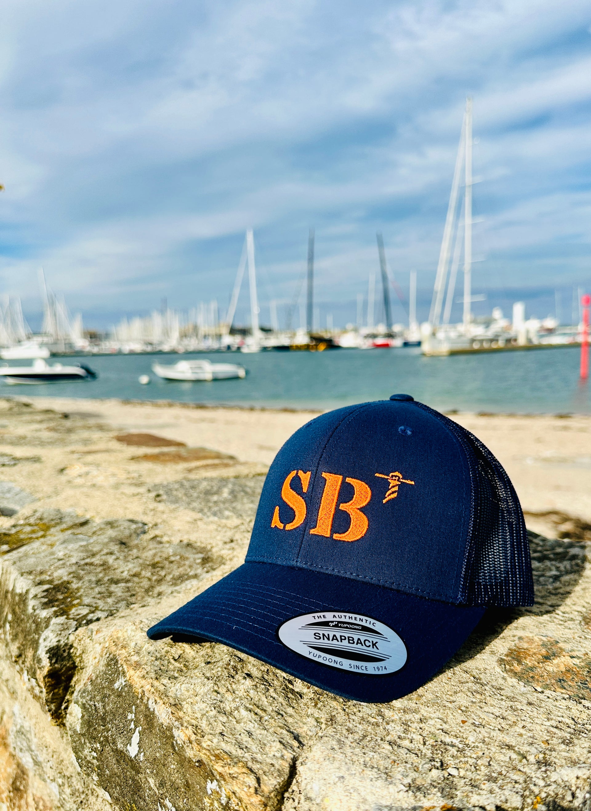 Casquette marine de votre port d'attache SB Saint Brieuc de la marque Quartier iode avec filet à l'arrière.