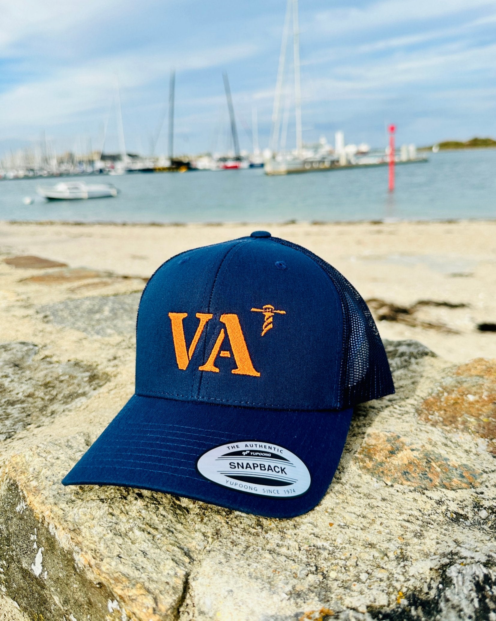 Casquette marine de votre port d'attache VA Vannes de la marque Quartier iode sans filet à l'arrière.