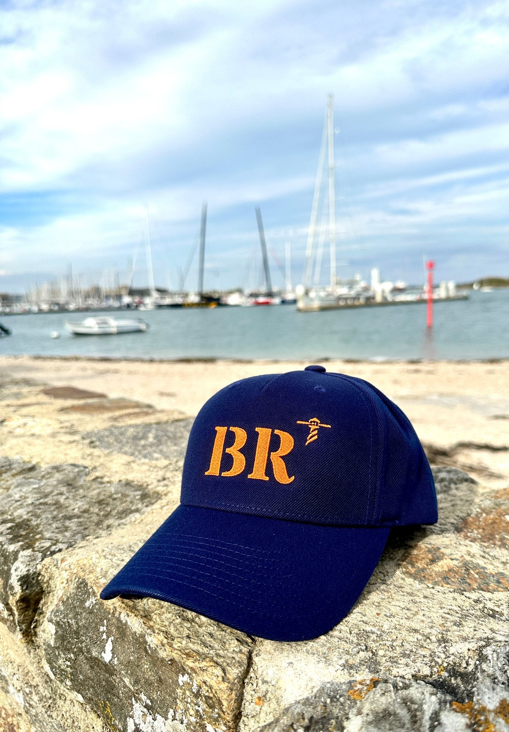 Casquette marine de votre port d'attache BR Brest de la marque Quartier iode sans filet à l'arrière.