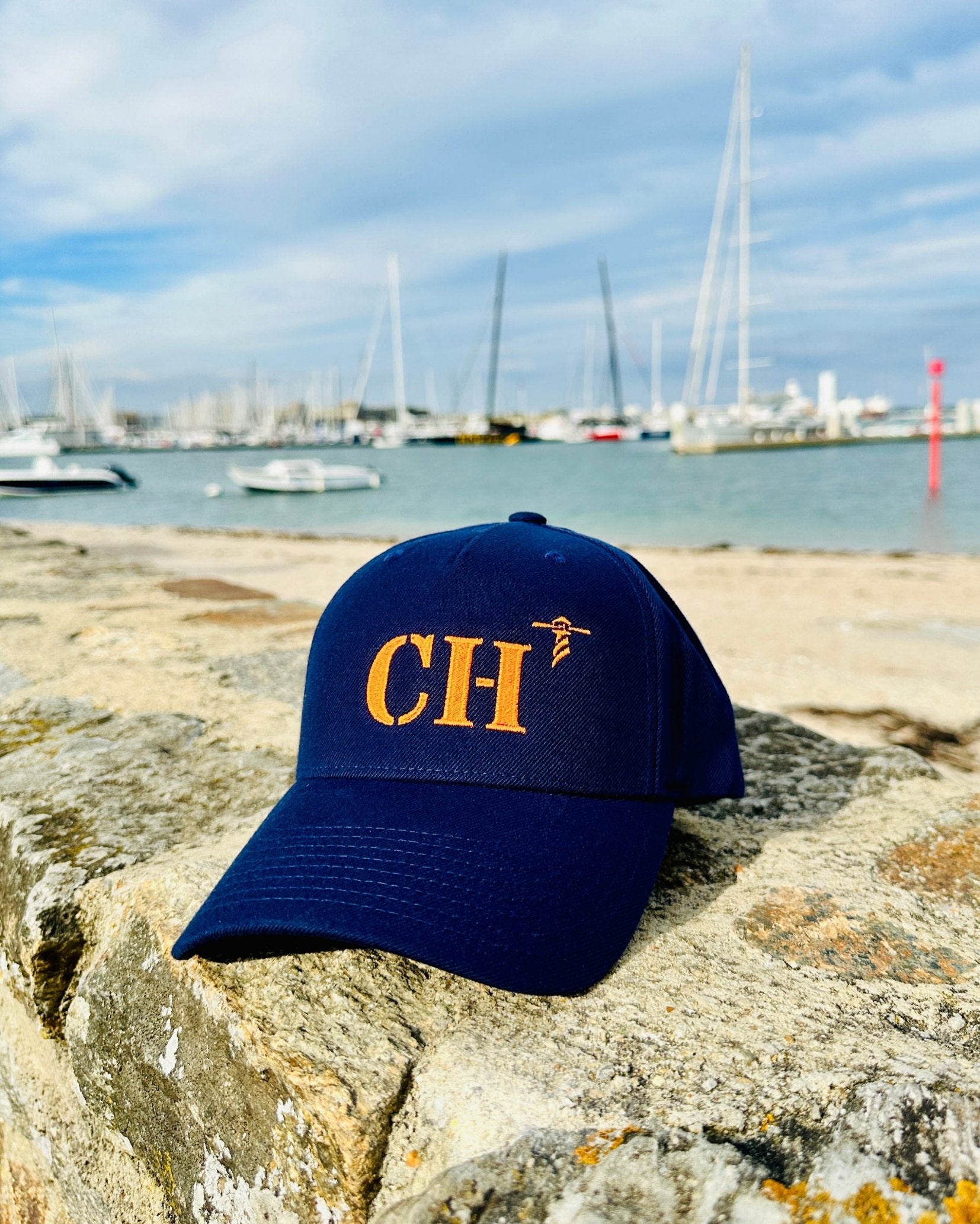 Casquette marine de votre port d'attache CH Cherbourg de la marque Quartier iode sans filet à l'arrière.