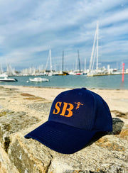 Casquette marine de votre port d'attache SB Saint Brieuc de la marque Quartier iode sans filet à l'arrière.