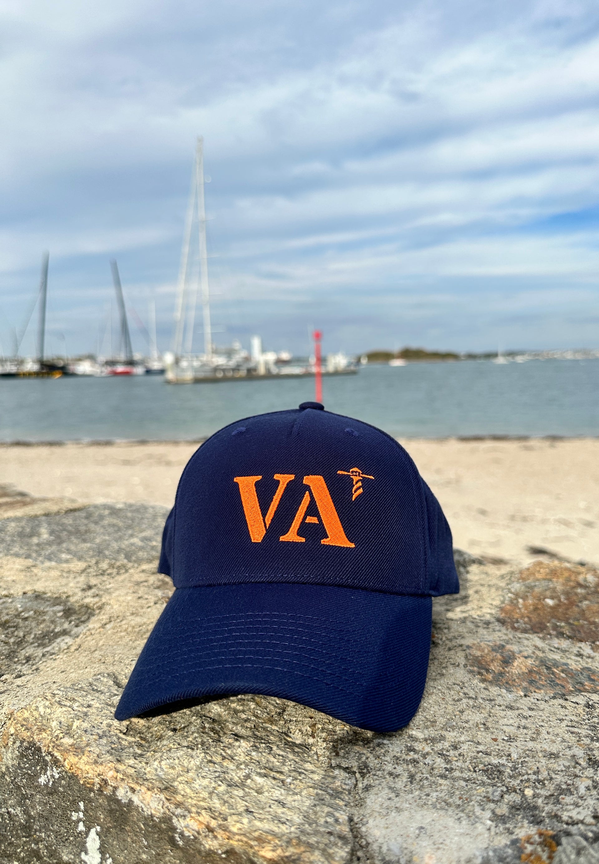 Casquette marine de votre port d'attache VA Vannes de la marque Quartier iode sans filet à l'arrière.