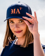 Casquette marine de votre port d'attache MA Marseille de la marque Quartier iode avec filet à l'arrière.