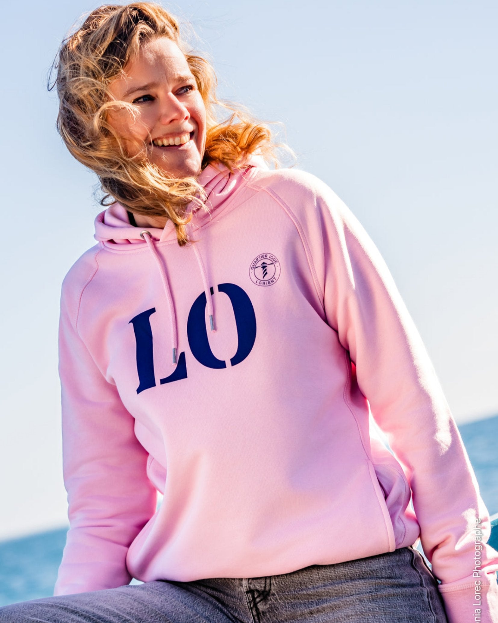 Sweat capuche femme rose avec votre port d'attache LORIENT LO en coton biologique pour un look décontracté et très confort.